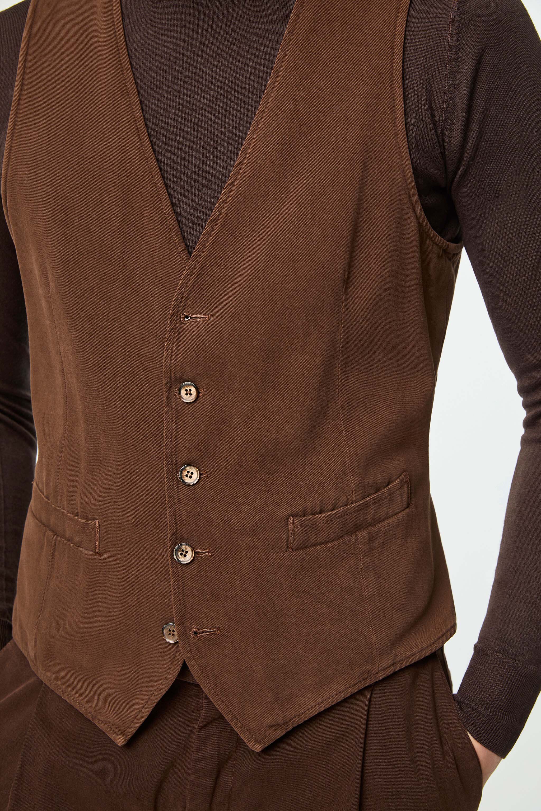 Garment-dyed MIKE waistcoat in brown