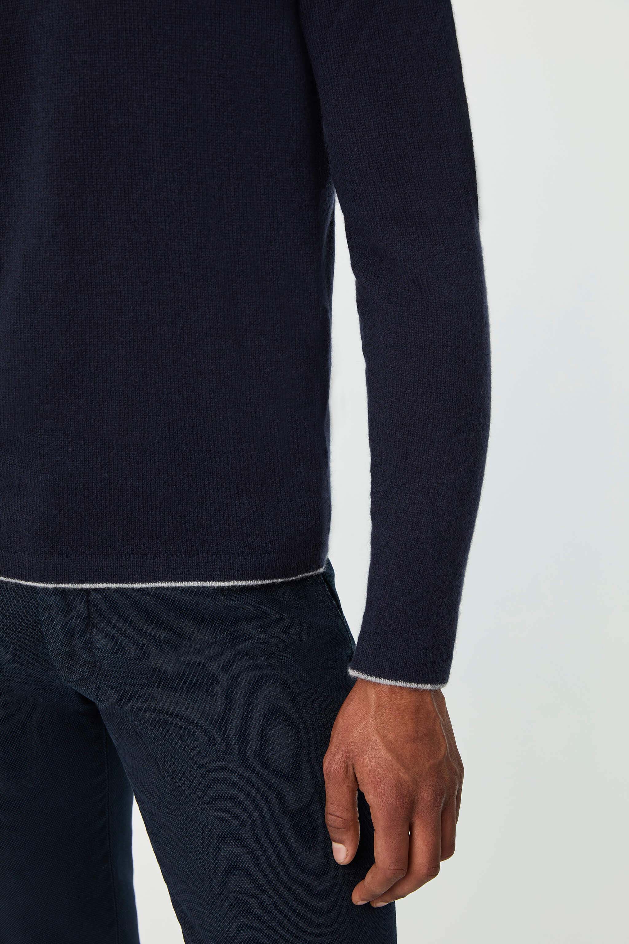 Maglia girocollo blu avio in cashmere