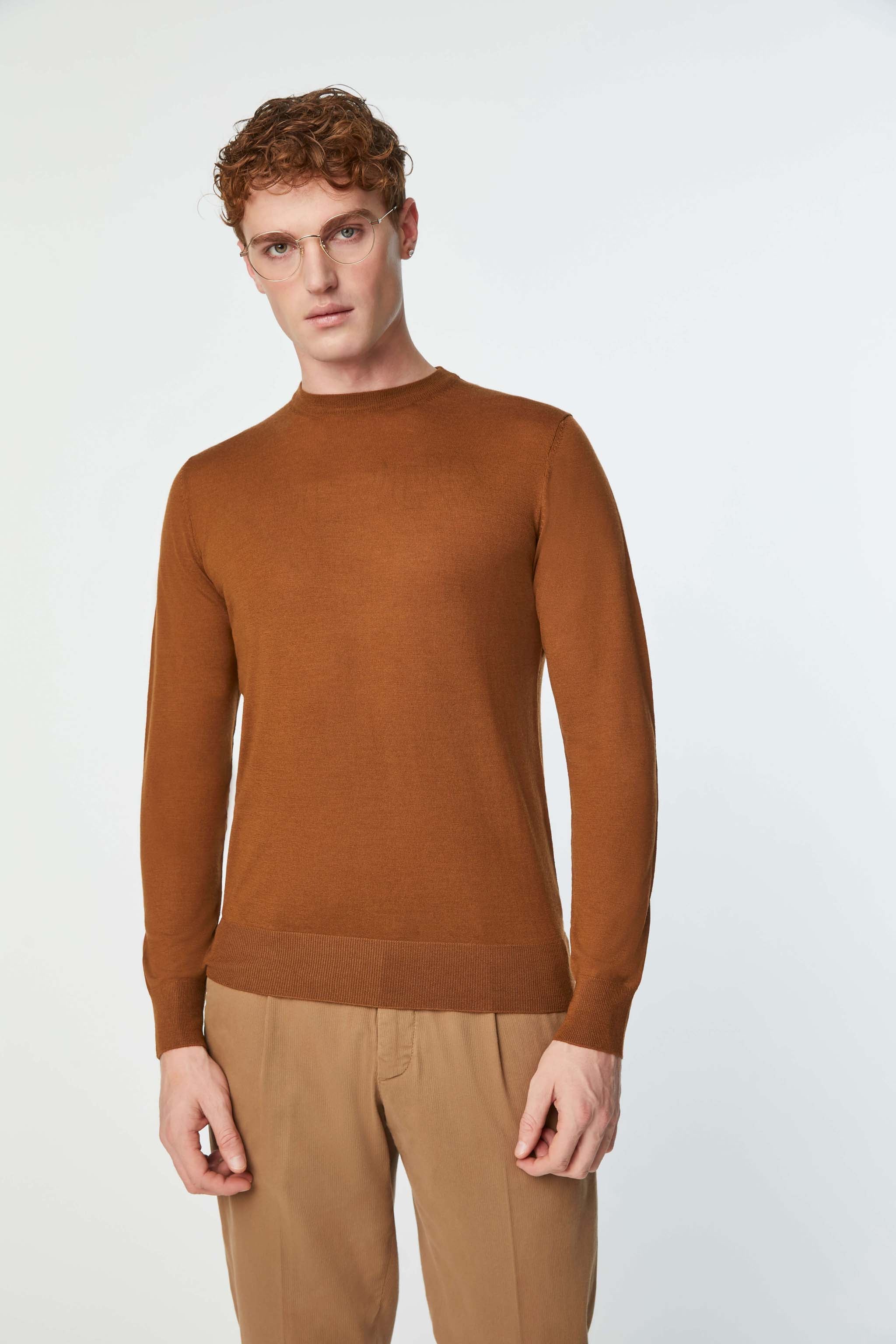 Lightweight crewneck in burnt brown