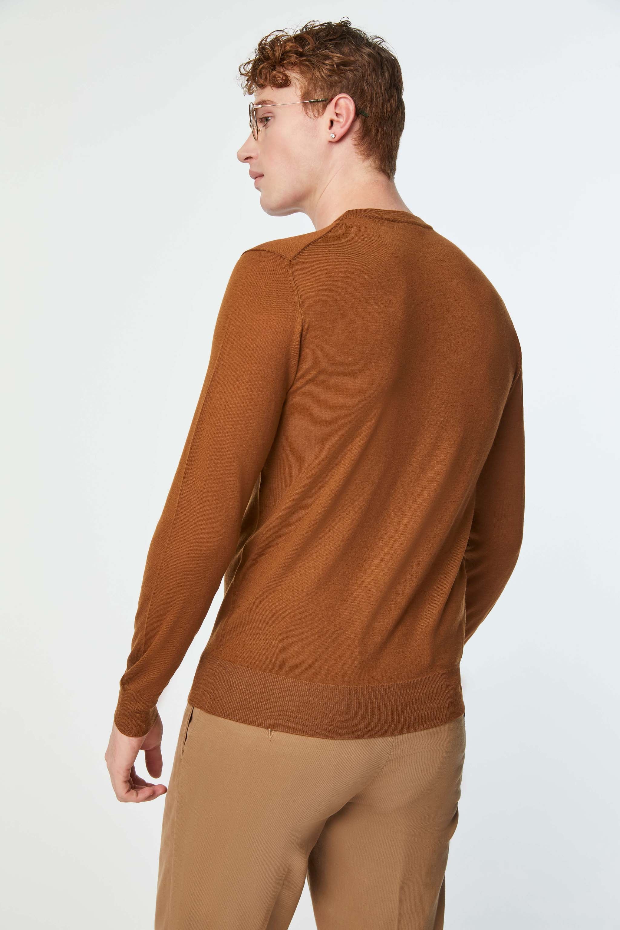 Lightweight crewneck in burnt brown