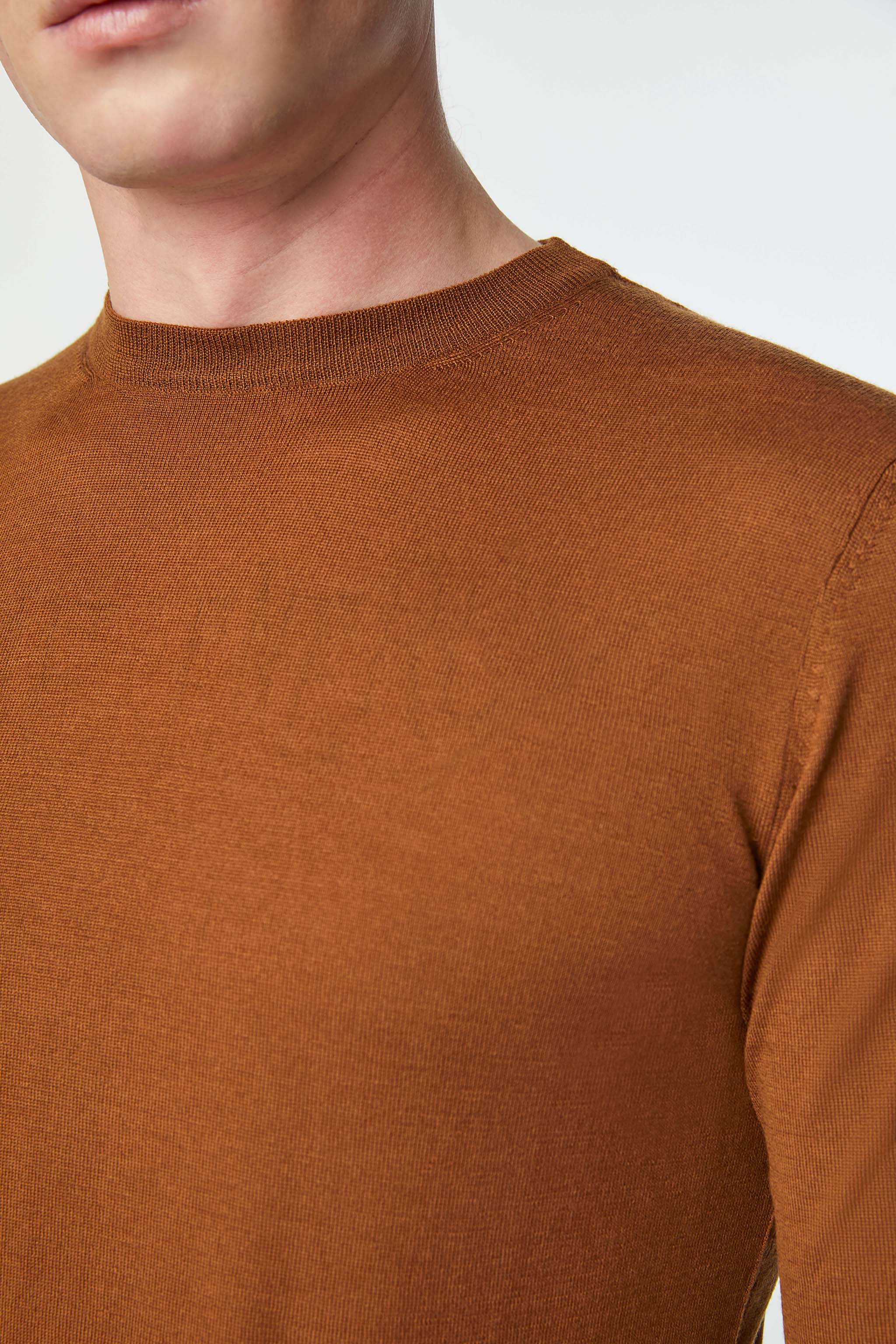 Lightweight crewneck in burnt brown