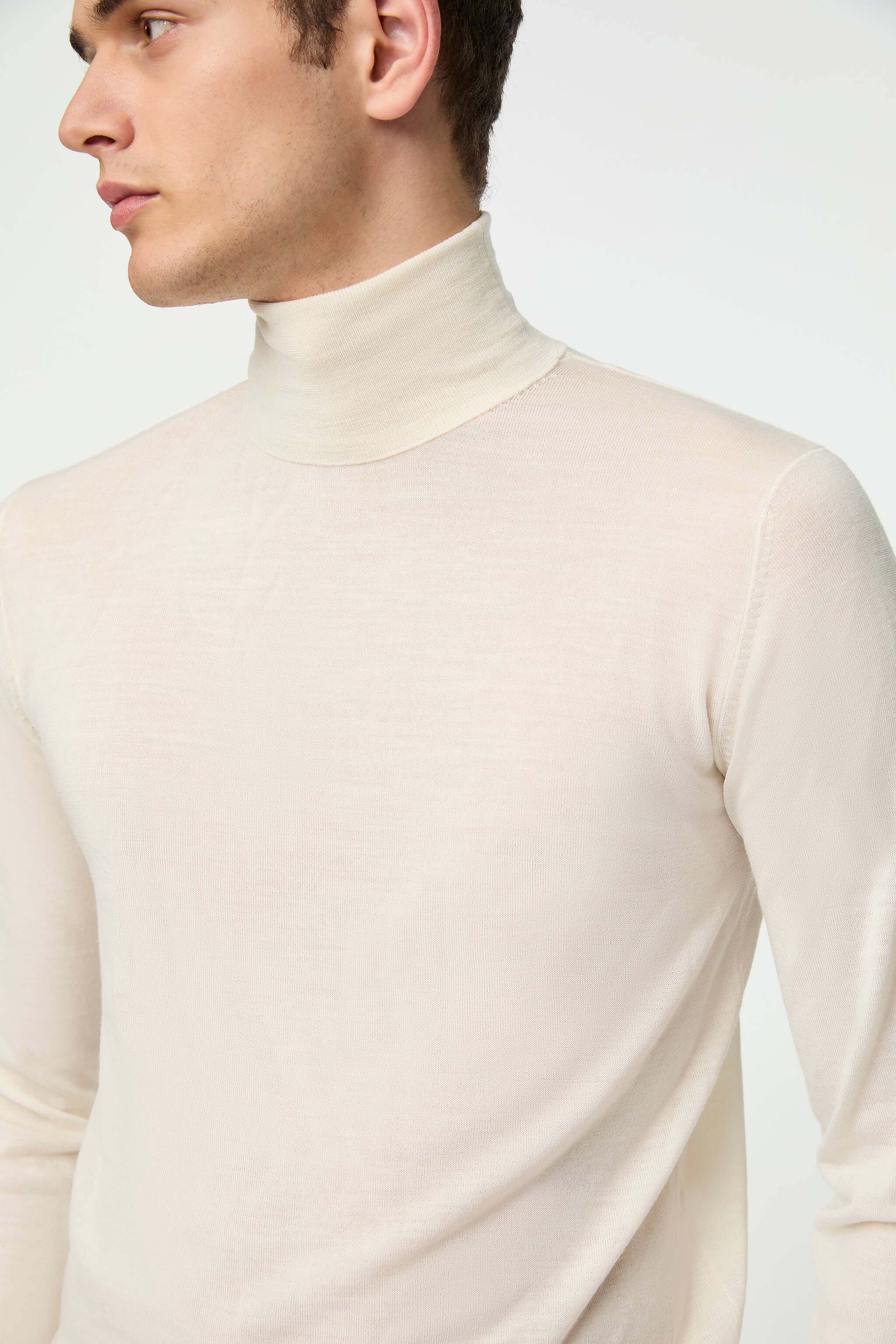 Ultralight wool turtleneck off-white