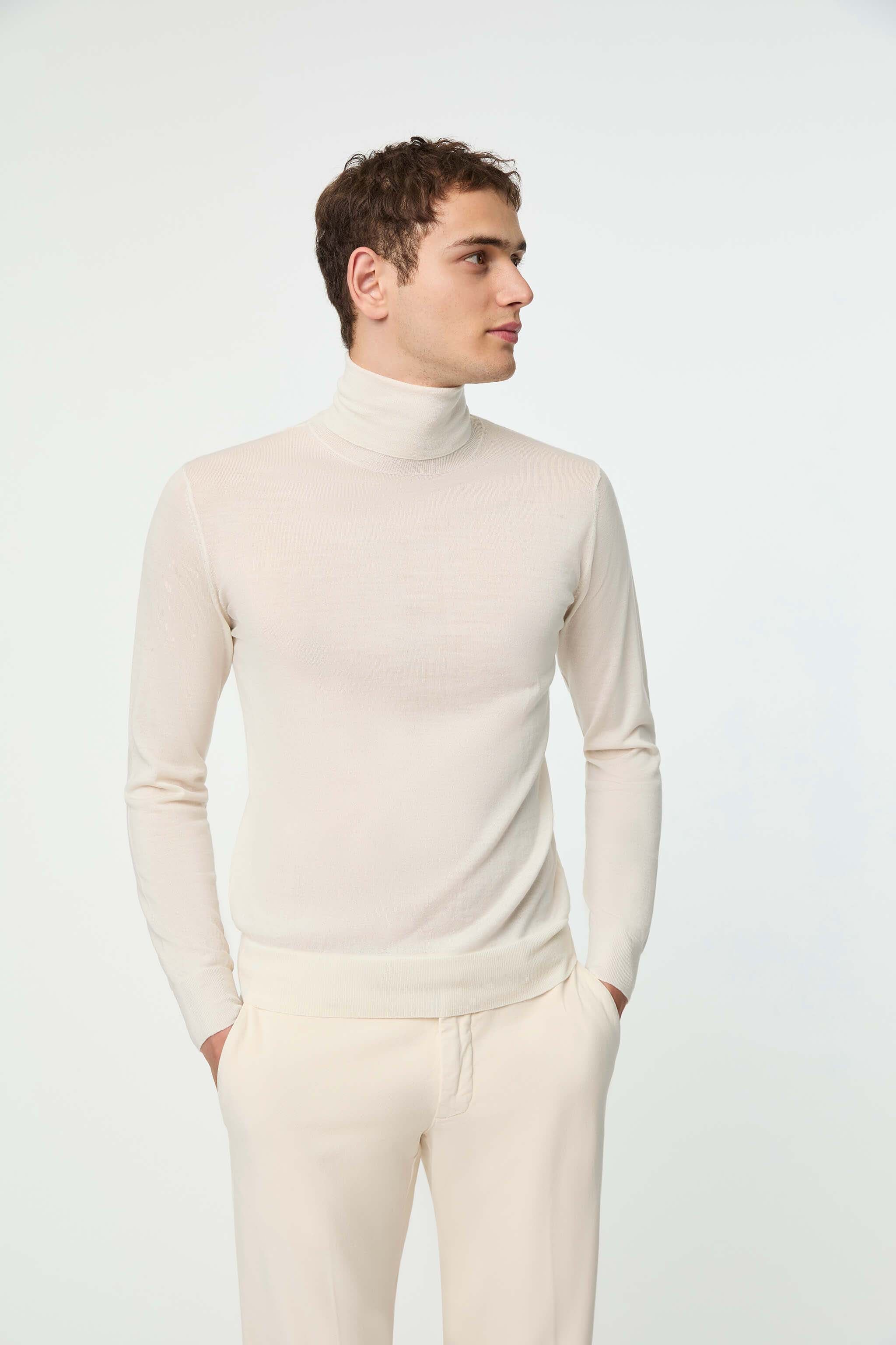 Thin-gauge turtleneck in white