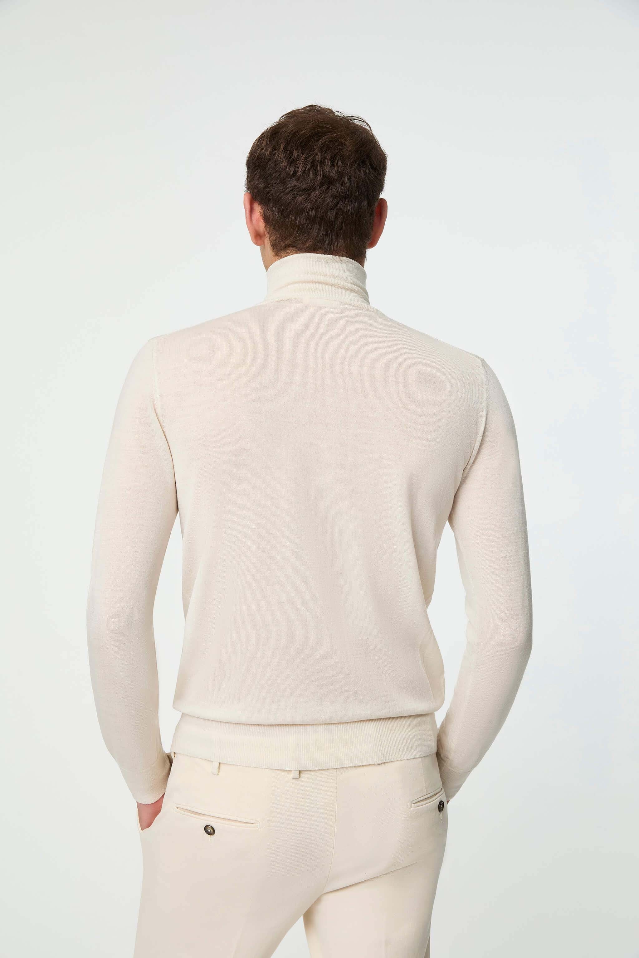 Thin-gauge turtleneck in white