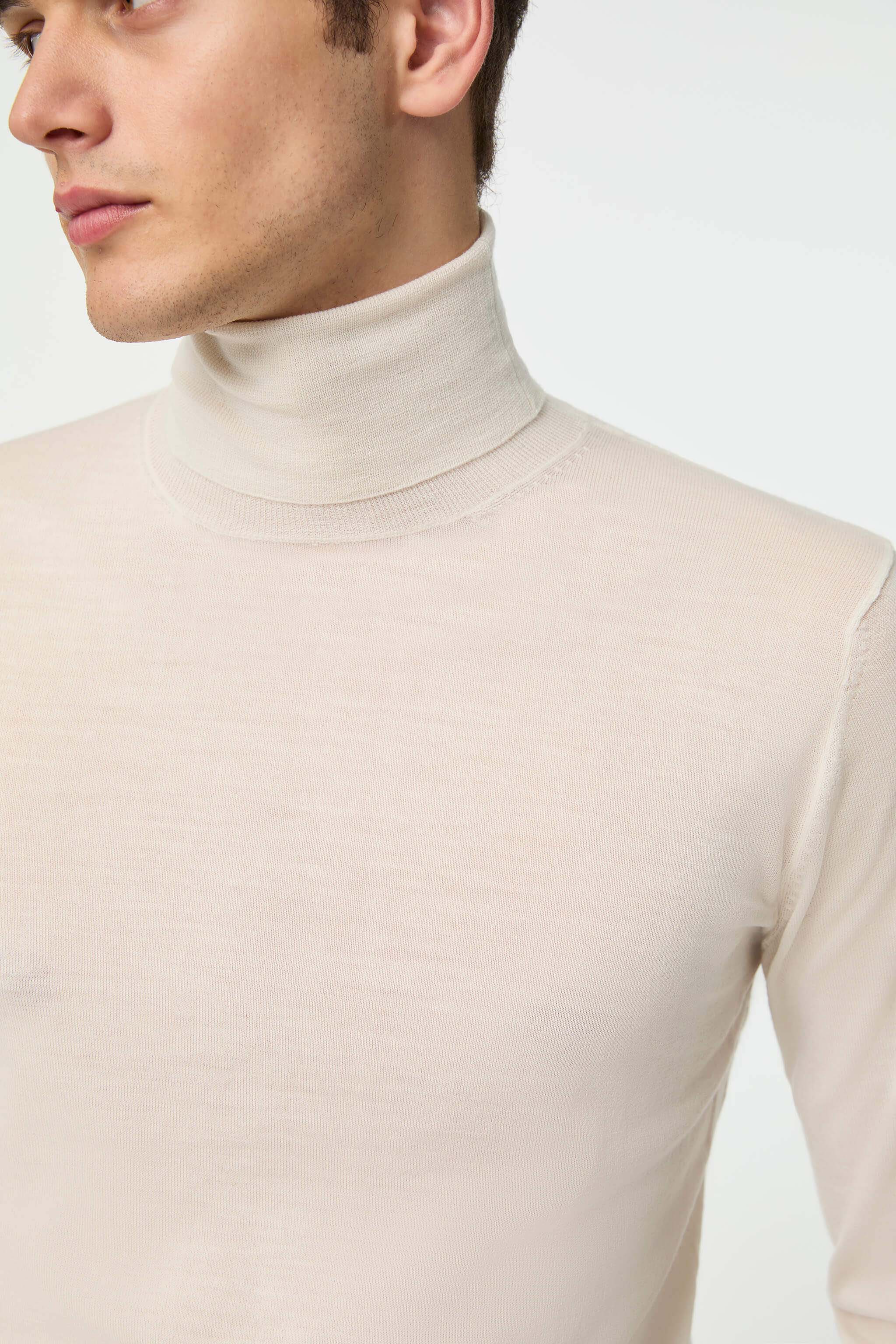 Thin-gauge turtleneck in white