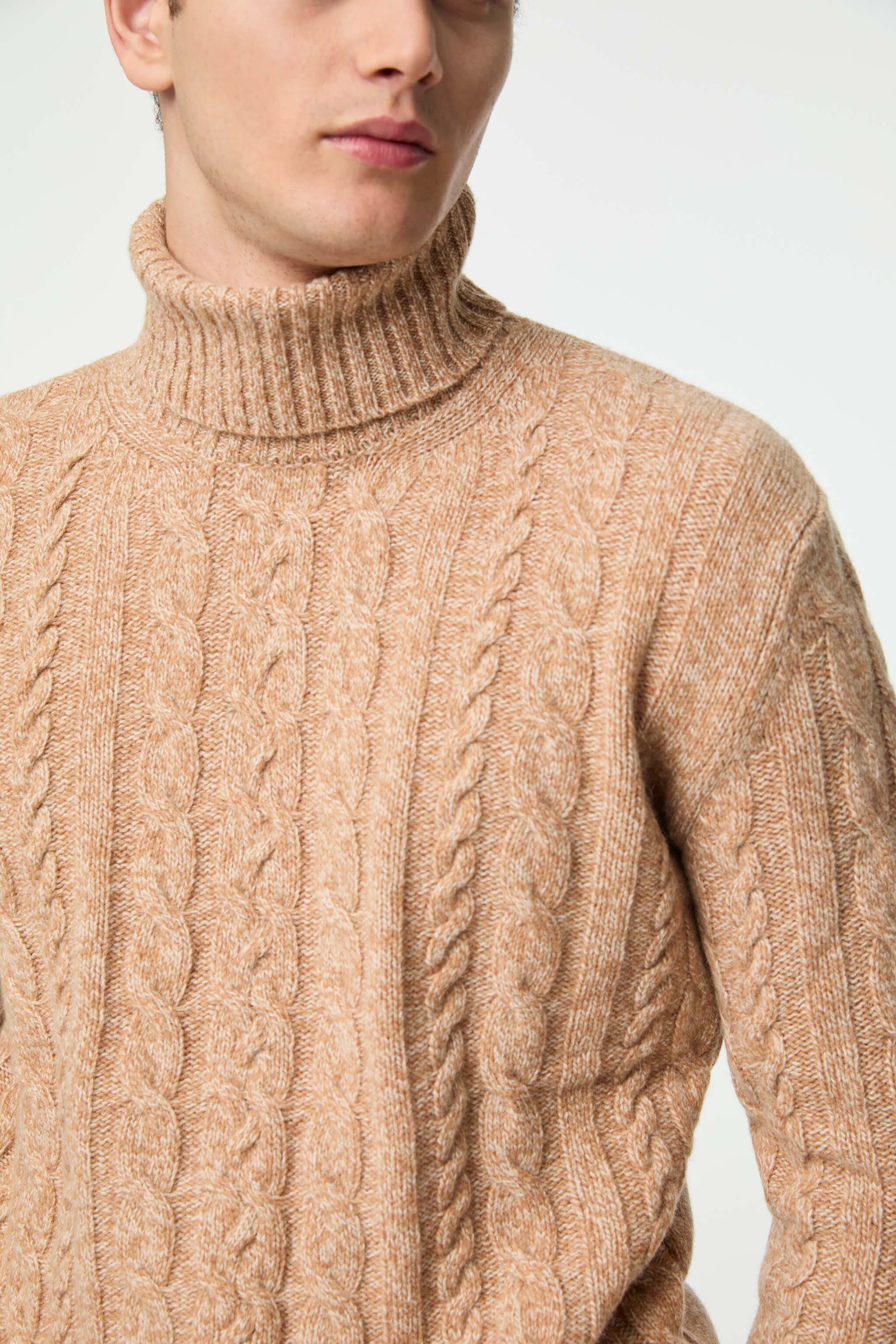 Cable knit turtleneck in beige