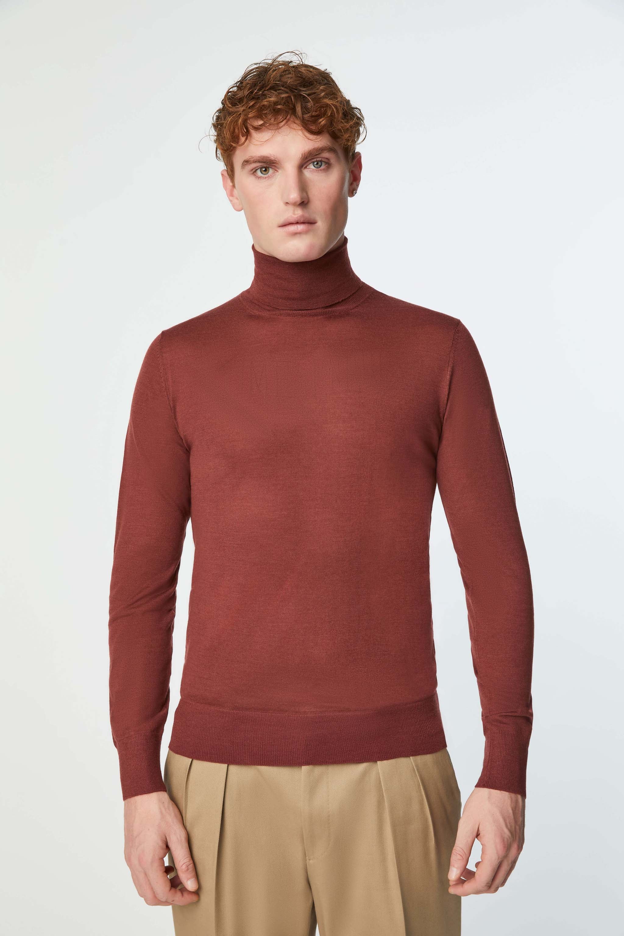 Thin-gauge turtleneck in burgundy