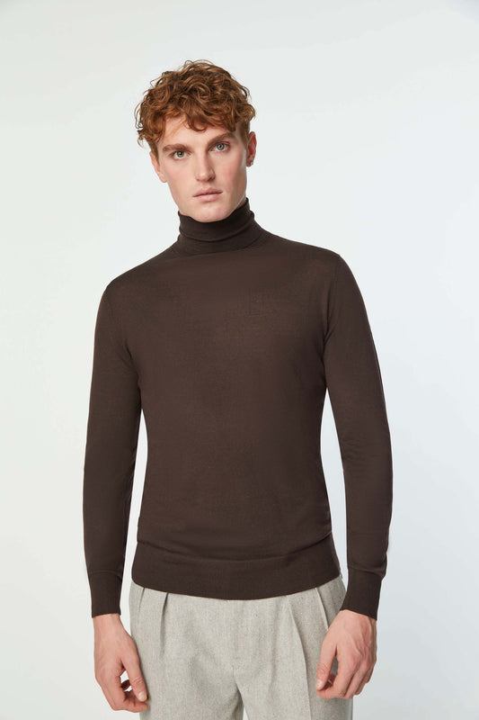 Thin-gauge turtleneck in brown