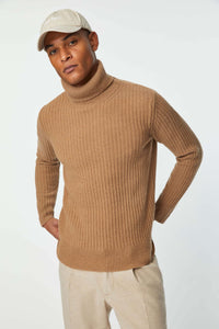 Turtleneck in camel earth