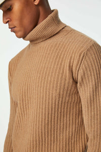 Turtleneck in camel earth