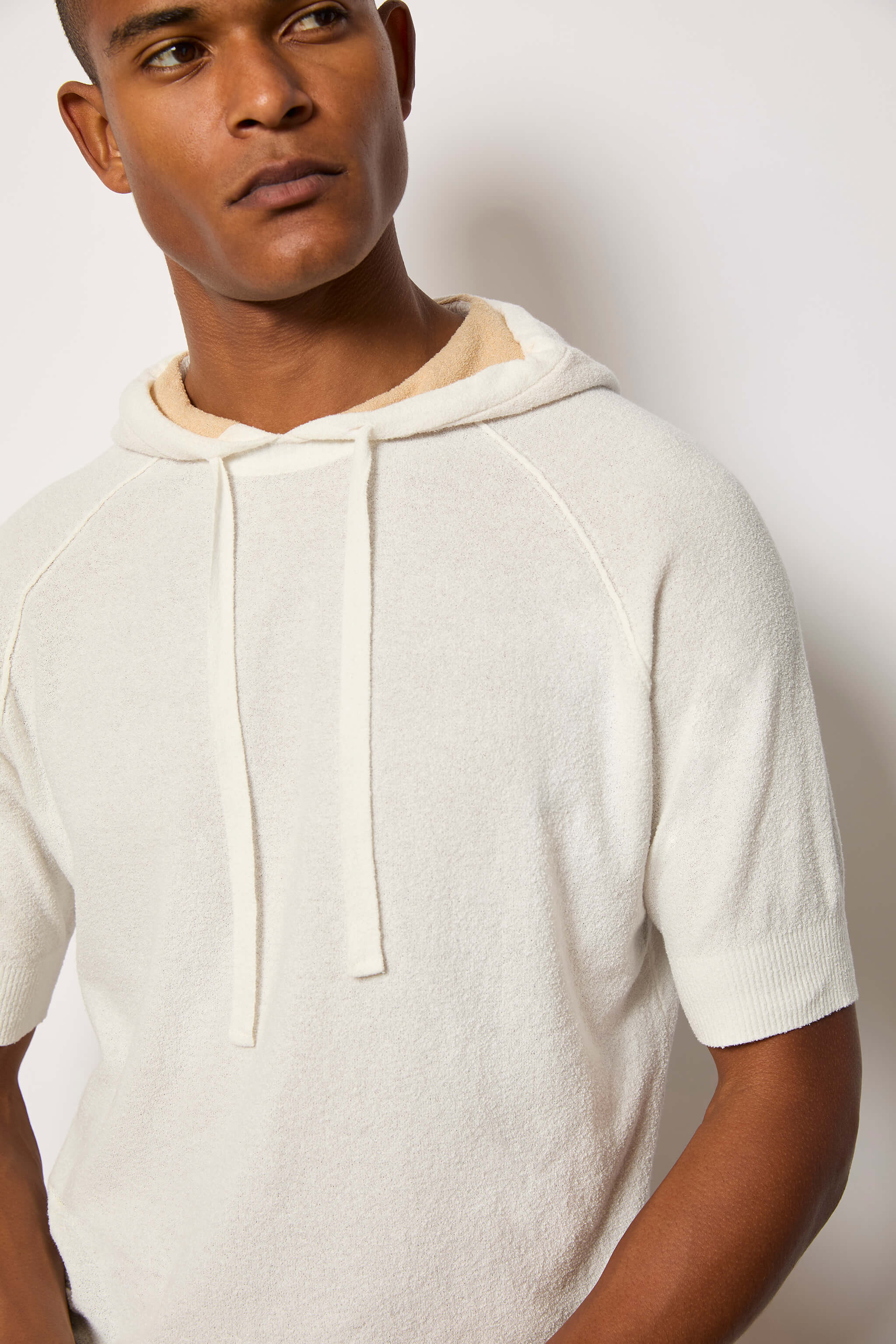 Short-sleeve hooded sweater - white