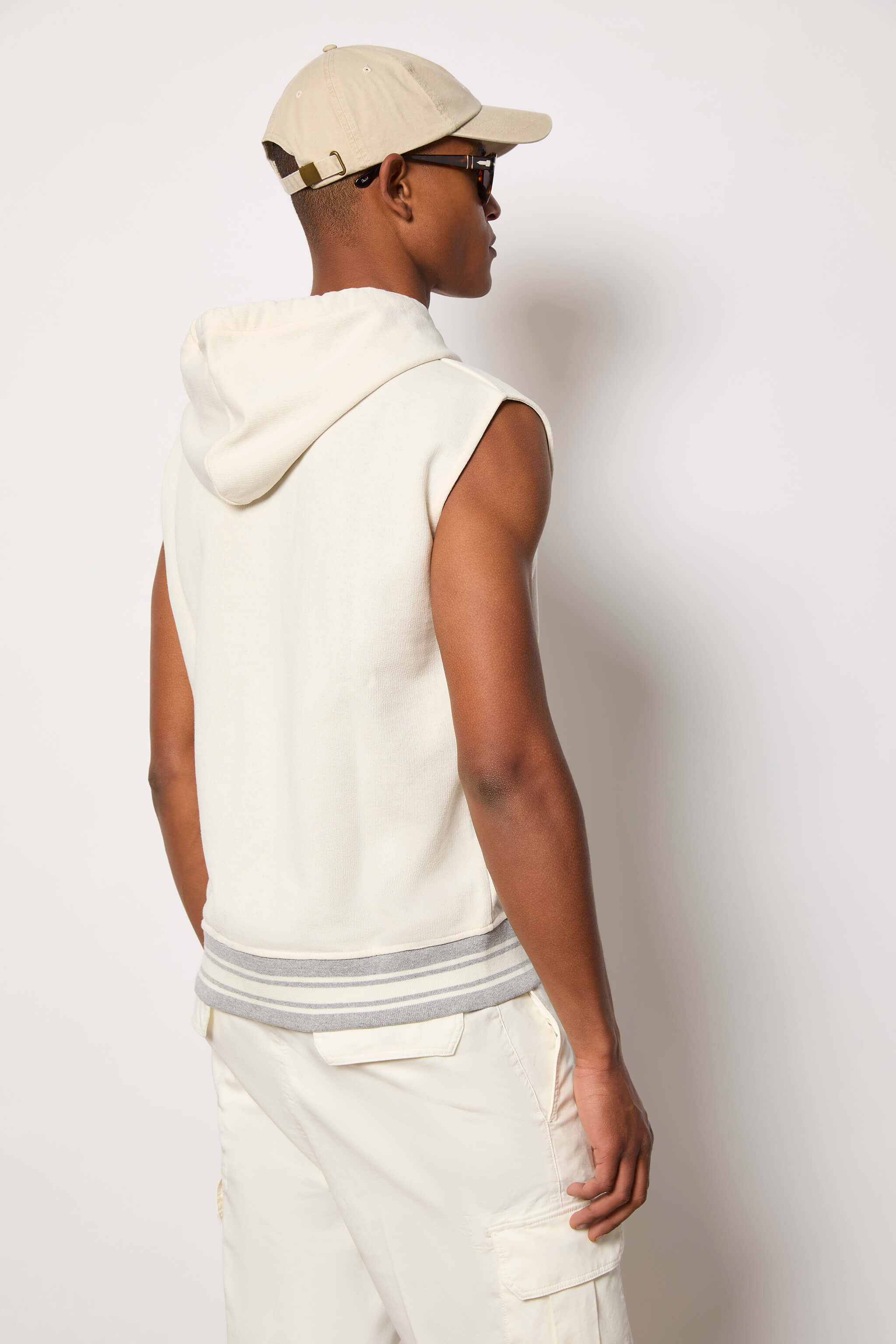 Zip-up sleeveless hoodie - white