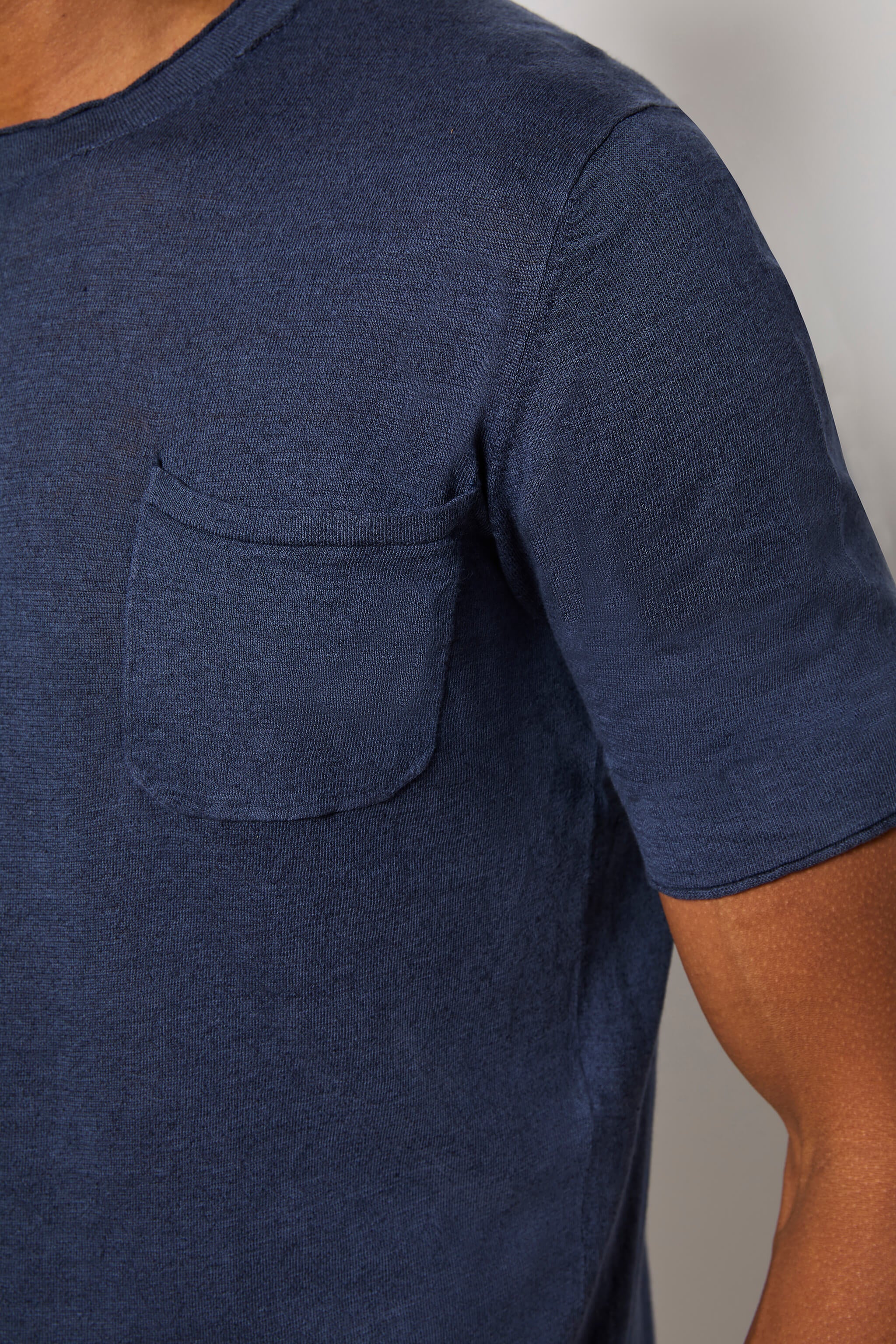 Short-sleeve T-shirt with a chest pocket - blue