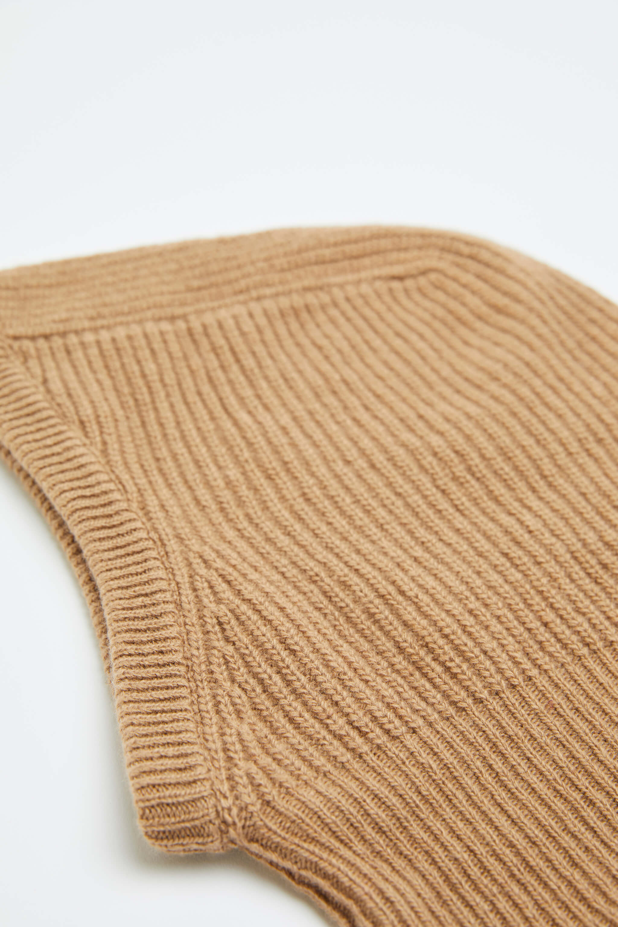 Ribbed balaclava in hazelnut