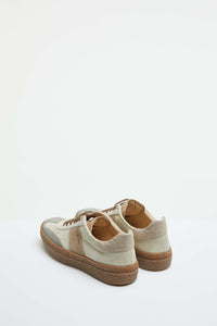 Sneaker stringate bianco latte dettagli in contrasto beige