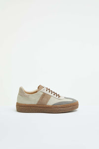 Sneaker stringate bianco latte dettagli in contrasto beige