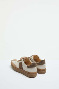 Beige lace-up sneakers with contrasting details brown