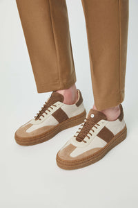 Sneaker stringate beige con dettagli in contrasto marrone