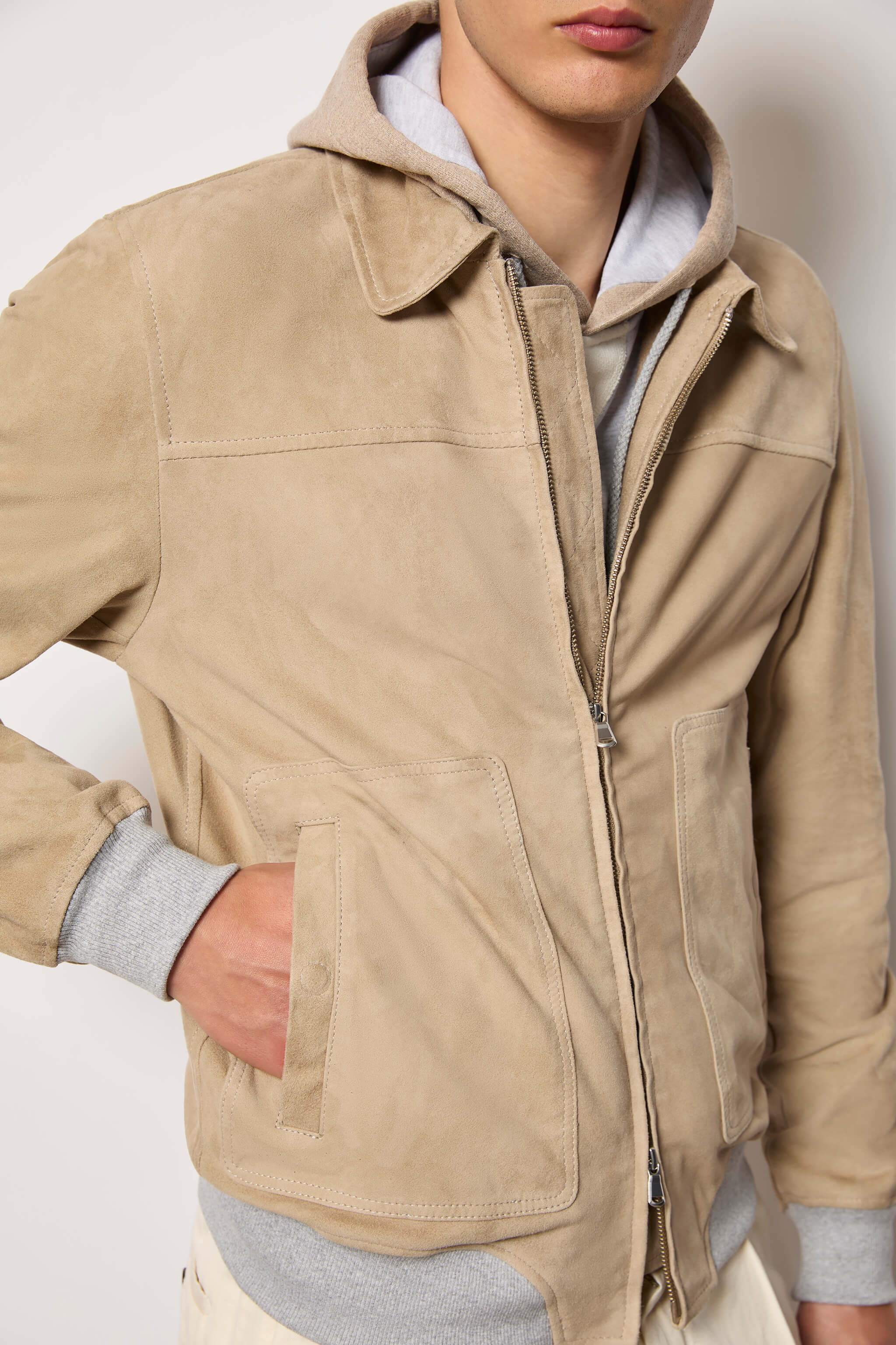 Giubbino con zip in suede beige